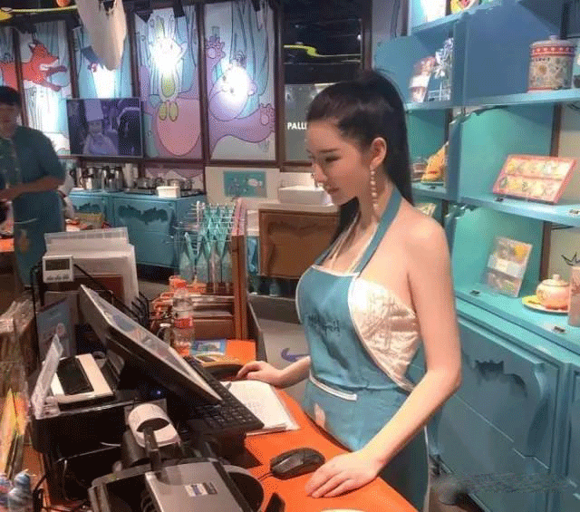 我要一个女收银员打包带走，谢谢人物gif搞笑图片