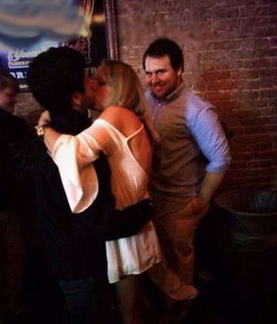 抢个镜都这么猥琐人物gif搞笑图片