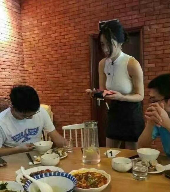 先生你好，还要点什么吗？人物gif搞笑图片