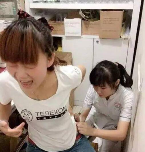 妹纸，忍一忍就过去了人物gif搞笑图片