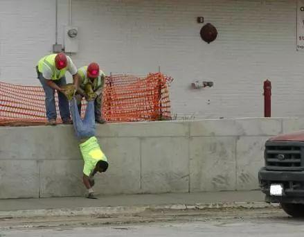 网友在街头拍到感人一幕！水泥工也是蛮拼的人物gif搞笑图片