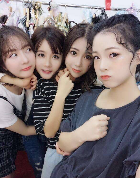 左一的妹纸你是在实力抢镜？人物gif搞笑图片