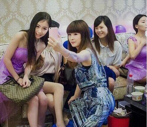 我看左边第三女孩子 漂亮人物gif搞笑图片