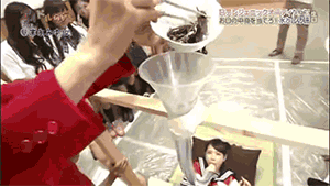 学生妹被迫口含未知生物，日本整人节目无上限人物gif搞笑图片