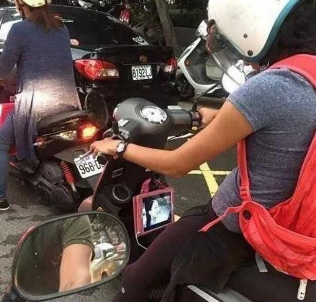 追剧难道连生命都不要了吗人物gif搞笑图片