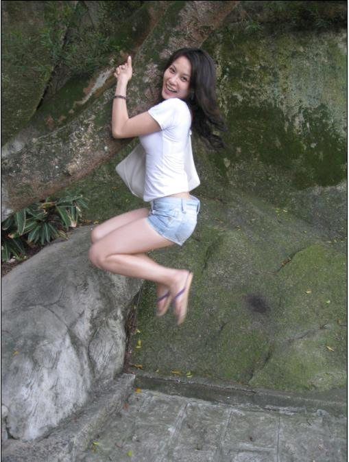 调皮的妹子，上去容易，下来难呀，好在我刚好来经过，解救你人物gif搞笑图片