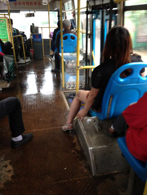 公车上的纹身吸烟女屌丝人物gif搞笑图片