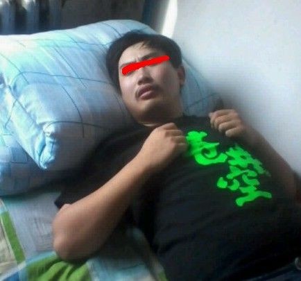 看来他真爱他的老师…人物gif搞笑图片