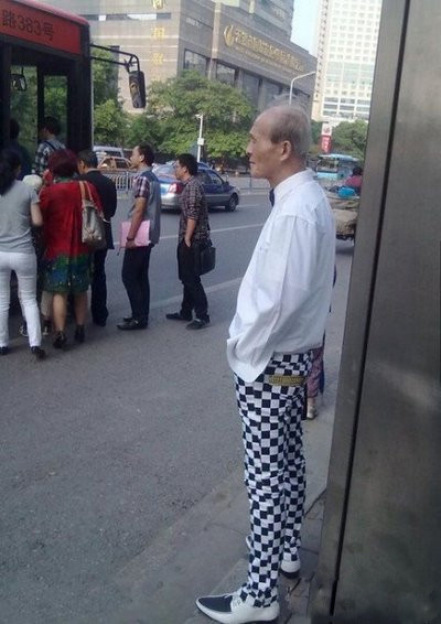 爷爷，快告诉我，时尚的秘诀是什么？人物gif搞笑图片