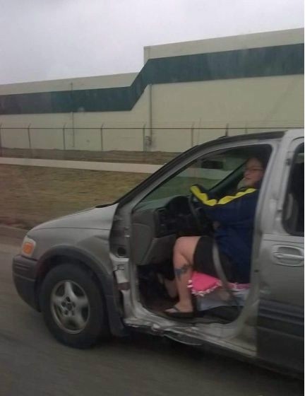 这辆车实在是太恐怖了！开车的果然是女司机人物gif搞笑图片