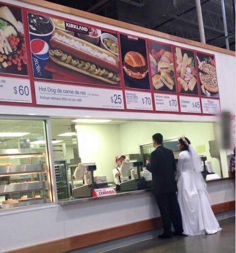 这是我见过最简陋的婚礼宴会人物gif搞笑图片