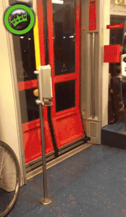 如何有逼格地下车人物gif搞笑图片