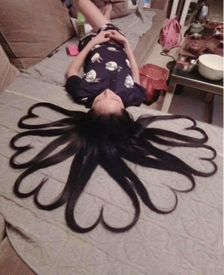 长发齐腰也不如摆朵大花好人物gif搞笑图片