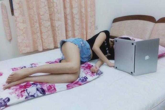 姑娘就爱这么玩电脑，看的我也是醉了人物gif搞笑图片