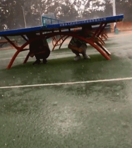 大雨来临人物gif搞笑图片
