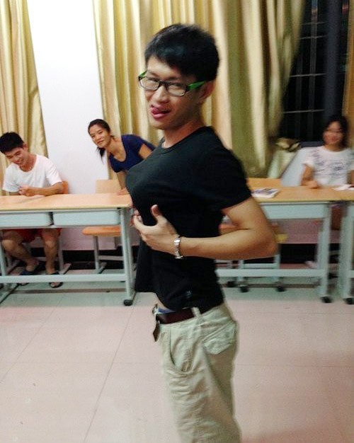 哥们也太丰满了吧人物gif搞笑图片