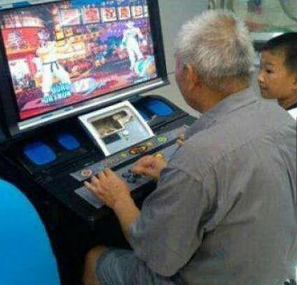 瞧好了！爷今天就把苦练的绝技传给你人物gif搞笑图片