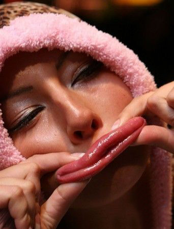 大嘴巴女人人物gif搞笑图片