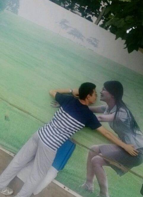 女神终于向我张开怀抱了，祝福我们吧人物gif搞笑图片