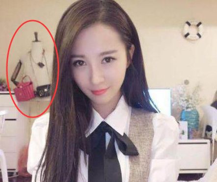 妹子，你后面的衣架怎么回事呀人物gif搞笑图片