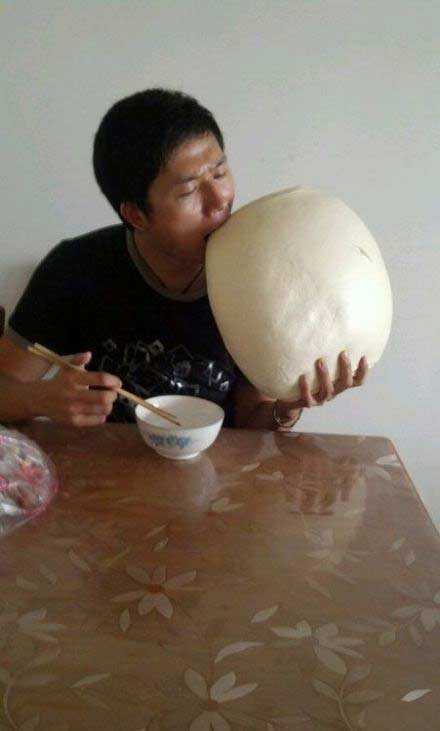 我一顿只吃一个馒头人物gif搞笑图片