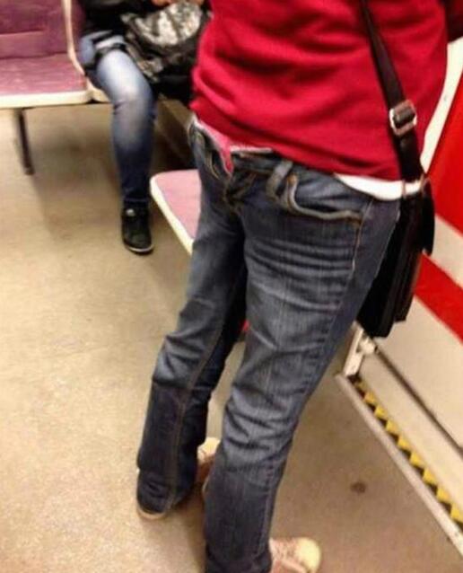 就算是故意也让人尴尬的穿法人物gif搞笑图片