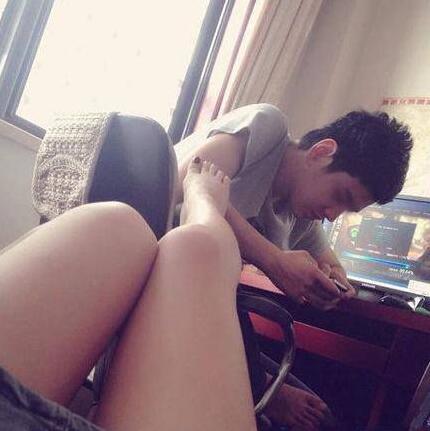 玩游戏就不玩媳妇了人物gif搞笑图片