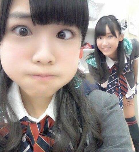 一不小心就被妹子抢镜了人物gif搞笑图片