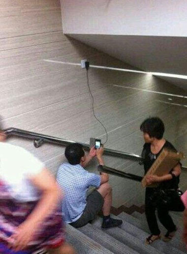 终于有地方充电了~！人物gif搞笑图片