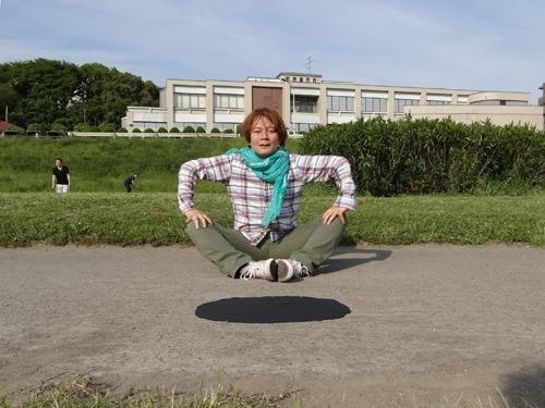 原来在面前放一个黑色的圆圈，就能拍出飞起来的效果……你们慢慢get，我要去装13了人物gif搞笑图片