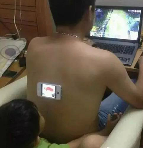 聪明的粑粑带娃有妙招人物gif搞笑图片