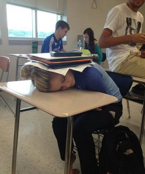 妹纸一定是昨晚没睡好人物gif搞笑图片