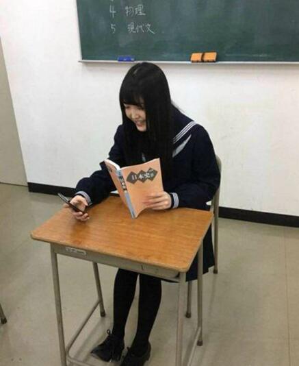 装作玩手机，背着人偷偷学习人物gif搞笑图片