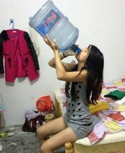 彪悍的女子，喝水都是这样的霸气人物gif搞笑图片