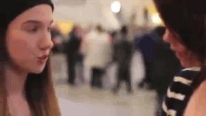 敢在光天化日之下偷吻陌生人，妹子你胆子也太大了！人物gif搞笑图片