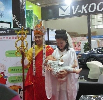 这一家三口可真幸福啊人物gif搞笑图片