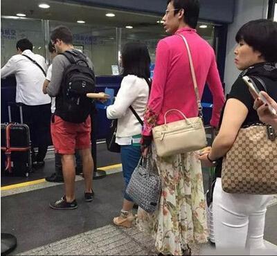 困在大叔身体里的美女心人物gif搞笑图片