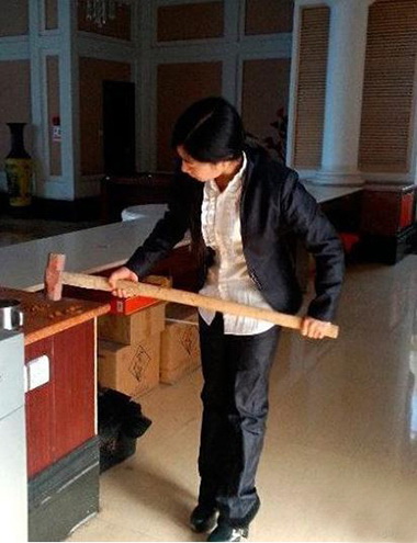 吃个核桃咱不至于吧~人物gif搞笑图片