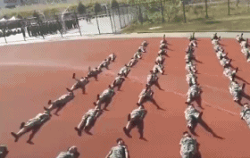 军训有点可怕啊人物gif搞笑图片