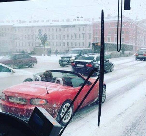 宁在马自达敞篷里挨冻，也不在五菱宏光里吹空调人物gif搞笑图片