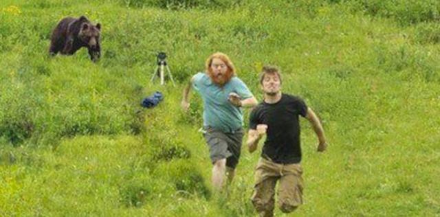 搞摄影时摄影师遇见狗熊被吓跑了人物gif搞笑图片