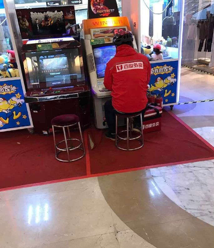 我好饿，送到再玩不行吗？人物gif搞笑图片