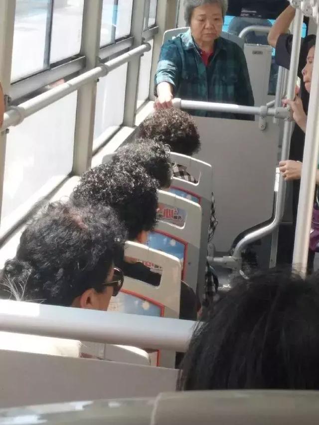 同一个世界，同一个tony老师！不留这种发型都不好意思去跳广场舞人物gif搞笑图片