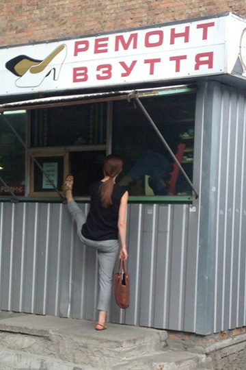 老板，请问有没有这么大号的鞋子人物gif搞笑图片