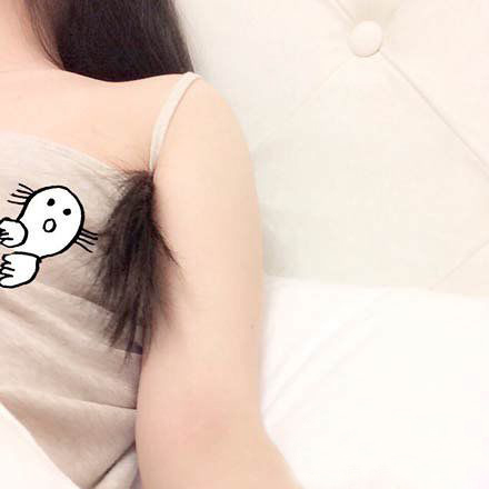 假如她腋窝的毛发有这么多....你呕吐不？人物gif搞笑图片