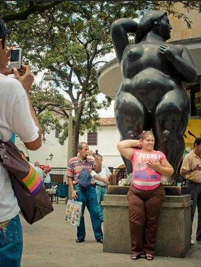大姐你站这儿刚刚好，我给你拍一张人物gif搞笑图片