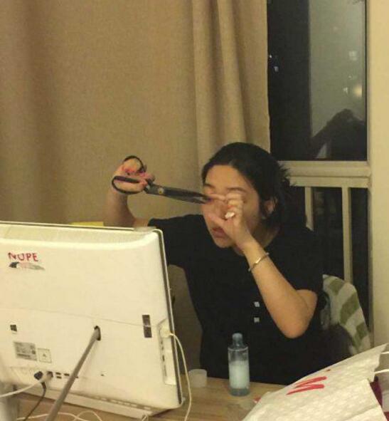 妹子修睫毛的办法碉堡了人物gif搞笑图片