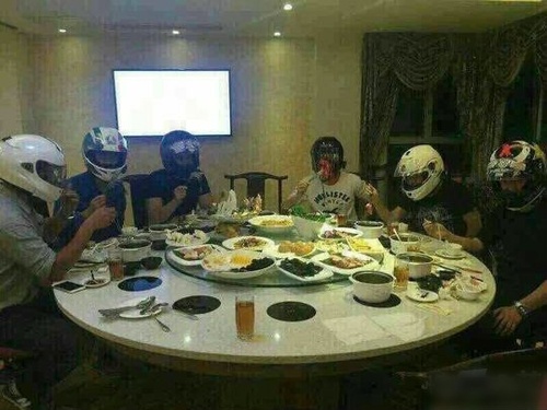 听说这是现在吃饭的标配人物gif搞笑图片