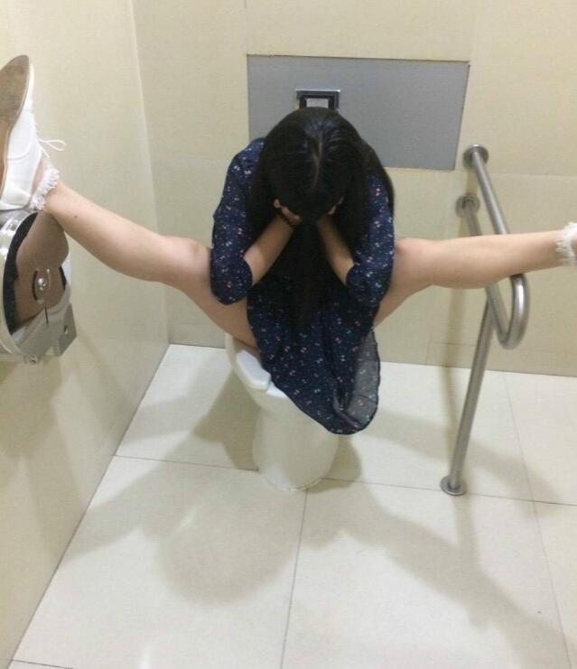 女厕所里是这样的吗人物gif搞笑图片