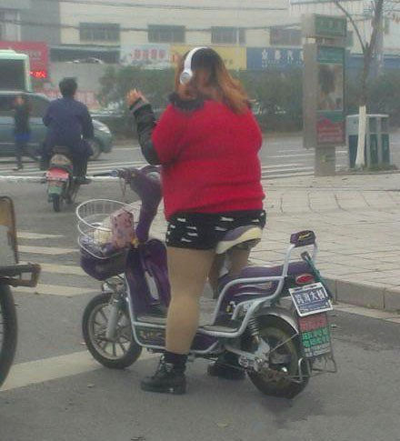 姑娘我没别的意思，就是心疼电动车人物gif搞笑图片